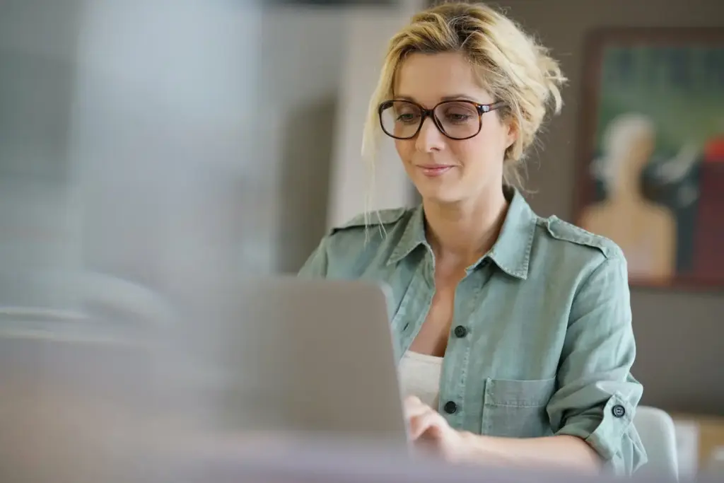Women working laptop scaled